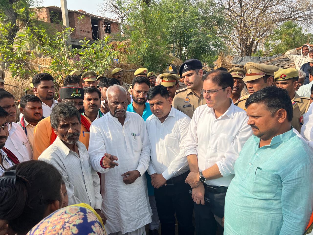 प्रयागराज करछना के इसौटा गांव में पीड़ित परिवार से वार्ता करते हुए उप्र अनुसूचित जाति एवं अनुसूचितत जनजाति आयोग के अध्यक्ष बैजनाथ रावत का छाया चित्र प्रयागराज करछना के इसौटा गांव में पीड़ित परिवार से वार्ता करते हुए उप्र अनुसूचित जाति एवं अनुसूचितत जनजाति आयोग के अध्यक्ष बैजनाथ रावत का छाया चित्र