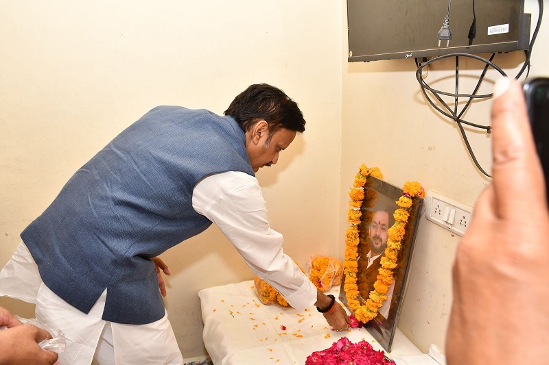 उप मुख्यमंत्री राजेन्द्र शुक्ल ने स्व. शिवम गोस्वामी को दी श्रद्धांजलि उप मुख्यमंत्री राजेन्द्र शुक्ल ने स्व. शिवम गोस्वामी को दी श्रद्धांजलि