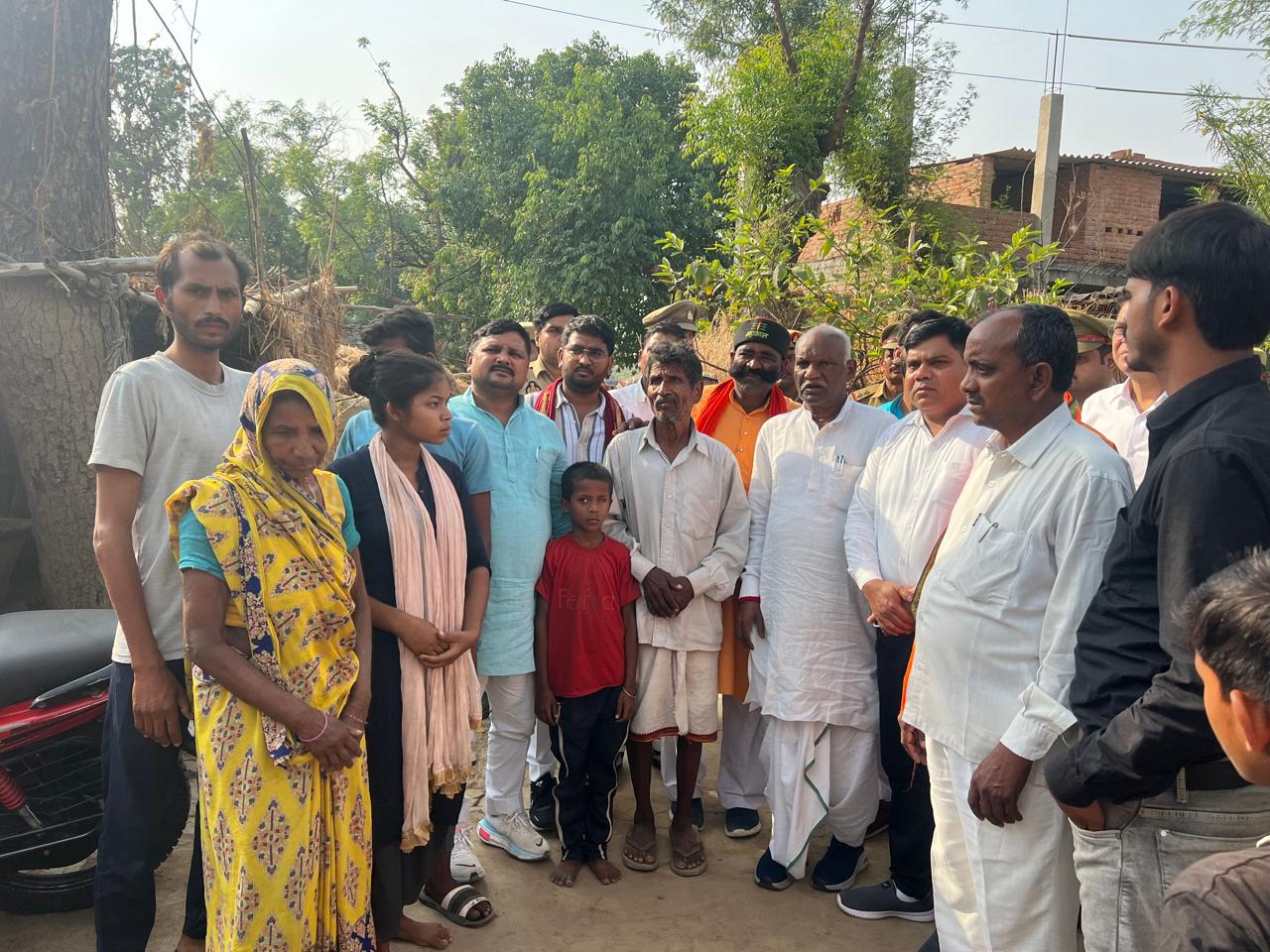प्रयागराज करछना के इसौटा गांव में पीड़ित परिवार से वार्ता करते हुए उप्र अनुसूचित जाति एवं अनुसूचितत जनजाति आयोग के अध्यक्ष बैजनाथ रावत का छाया चित्र प्रयागराज करछना के इसौटा गांव में पीड़ित परिवार से वार्ता करते हुए उप्र अनुसूचित जाति एवं अनुसूचितत जनजाति आयोग के अध्यक्ष बैजनाथ रावत का छाया चित्र