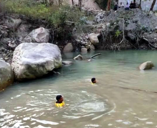 युवक के शव की तलाश करते एसडीआरएफ के जवान। युवक के शव की तलाश करते एसडीआरएफ के जवान।