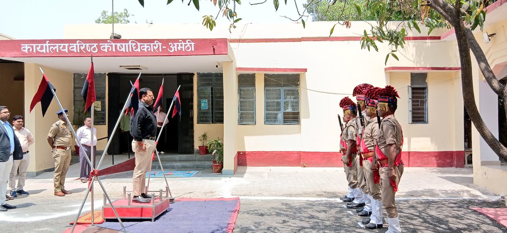 नए जिलाधिकारी को गॉड आफ ऑनर देते हुए