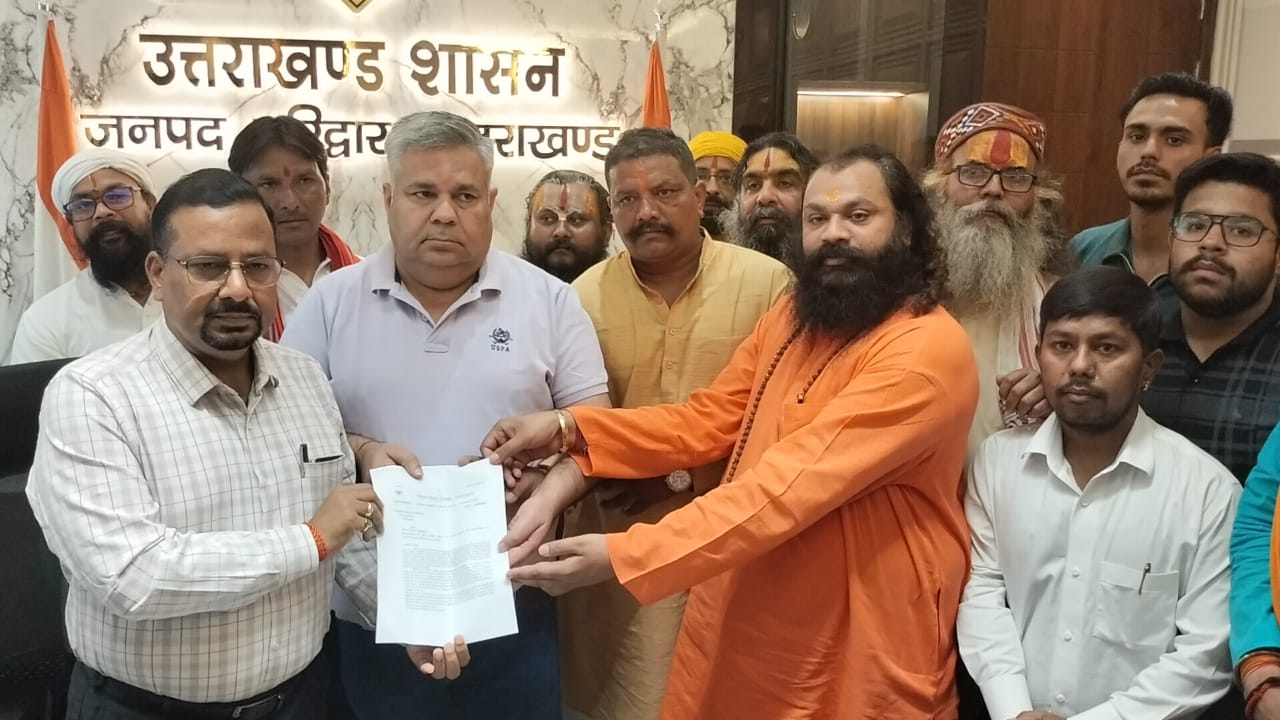 हिंदुओं पर हो रहे अत्याचार के खिलाफ विहिप का प्रदर्शन हिंदुओं पर हो रहे अत्याचार के खिलाफ विहिप का प्रदर्शन