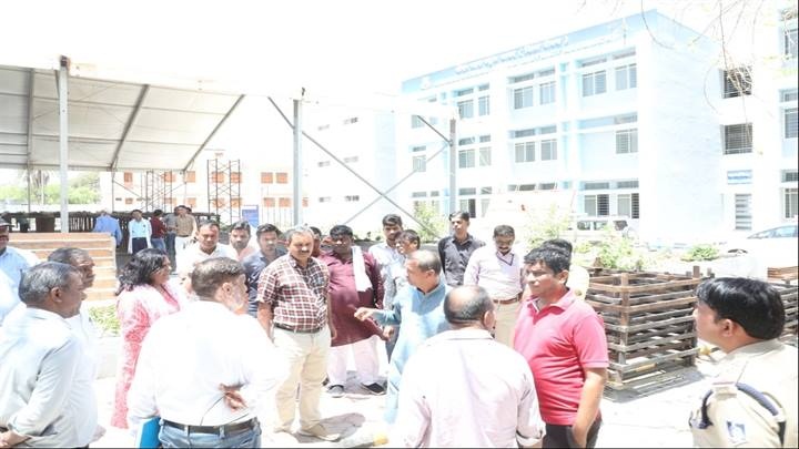 नीमचः विधायक सखलेचा ने अधिकारियों के साथ जावद में मुख्यमंत्री के कार्यक्रम की तैयारियों का जायजा लिया नीमचः विधायक सखलेचा ने अधिकारियों के साथ जावद में मुख्यमंत्री के कार्यक्रम की तैयारियों का जायजा लिया