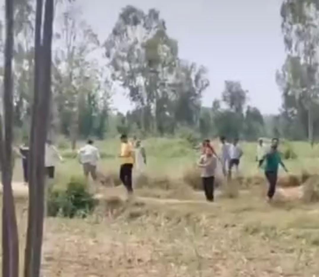 थाना छजलैट क्षेत्र के चंगेरी गांव में खेत में फायरिंग करते आरोपित। थाना छजलैट क्षेत्र के चंगेरी गांव में खेत में फायरिंग करते आरोपित।