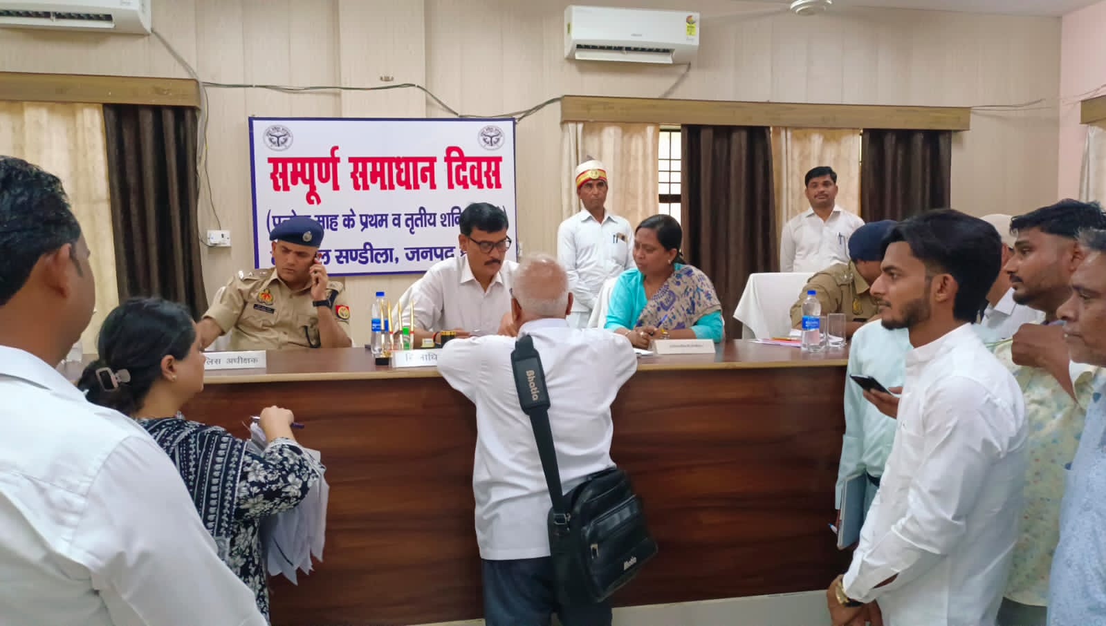 अविवादित वरासत के प्रकरण को प्राथमिकता पर निस्तारित किया जायेंः-मंगला प्रसाद सिंह गाँव में विवाद होने की स्थिति में पुलिस टीम तत्काल मौके पर जाये:-नीरज कुमार जादौन अविवादित वरासत के प्रकरण को प्राथमिकता पर निस्तारित किया जायेंः-मंगला प्रसाद सिंह गाँव में विवाद होने की स्थिति में पुलिस टीम तत्काल मौके पर जाये:-नीरज कुमार जादौन