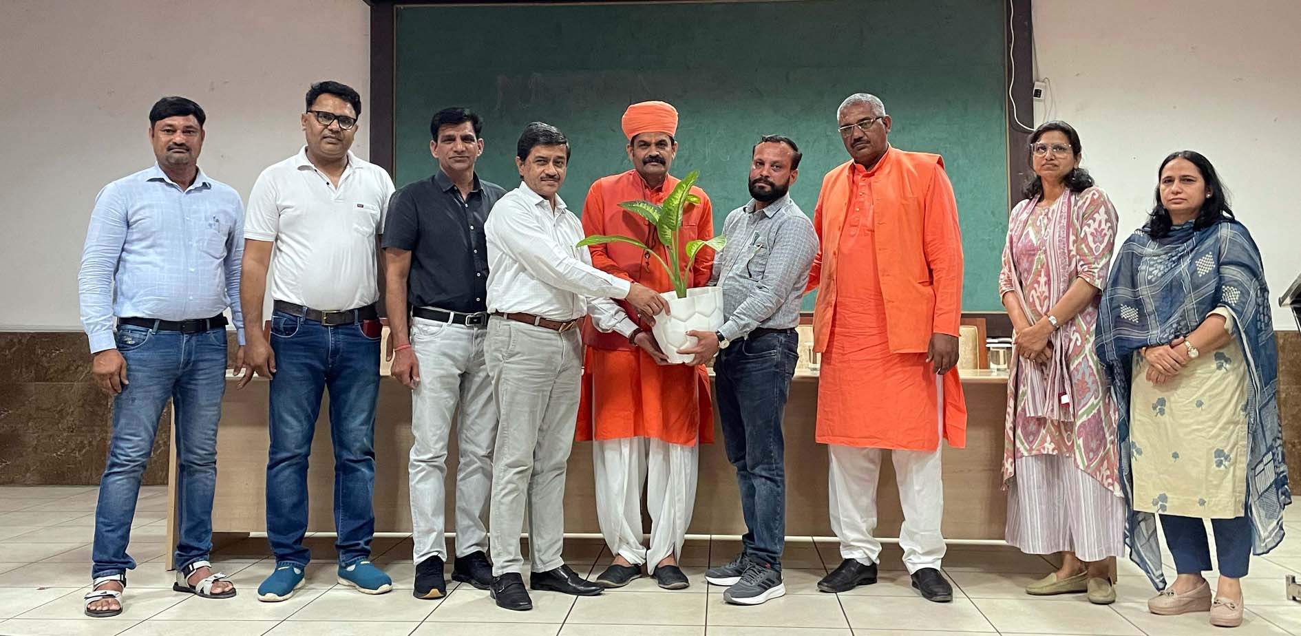 कार्यक्रम में उपस्थित मुख्य वक्ता डॉ. योगी अनूप नाथ जी व अन्य। कार्यक्रम में उपस्थित मुख्य वक्ता डॉ. योगी अनूप नाथ जी व अन्य।
