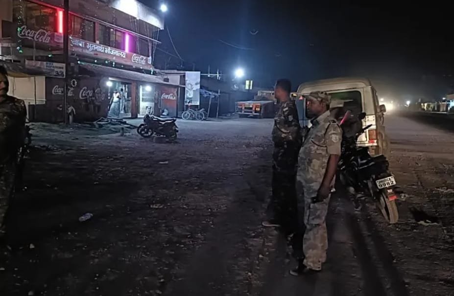 जांच करते पुलिस टीम जांच करते पुलिस टीम