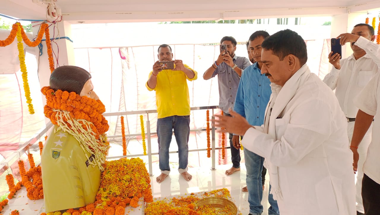 अनावरण करते पूर्व विधायक अनावरण करते पूर्व विधायक