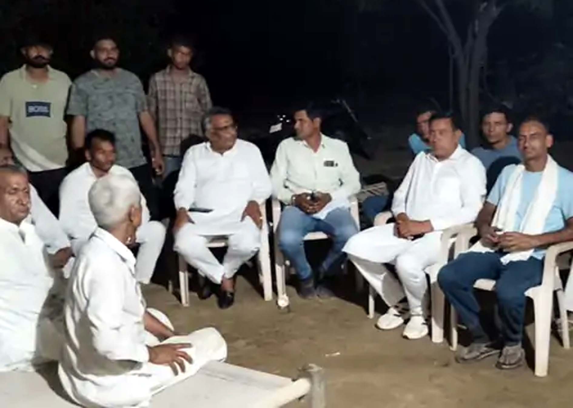 ग्रामीणों से आग की जानकारी लेते विधायक रणधीर पनिहार के भाई सुभाष पनिहार।