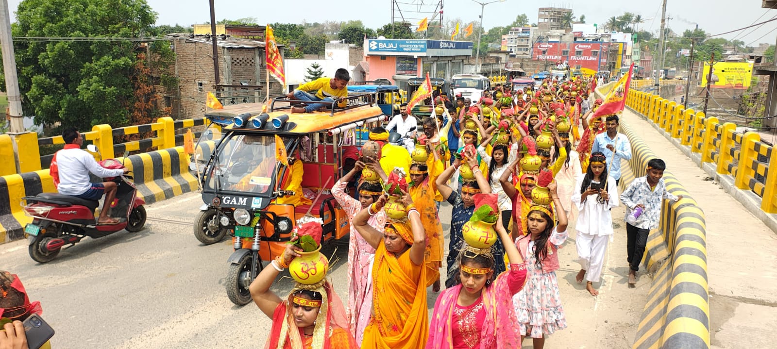 शोभायात्रा में शामिल श्रद्धालु शोभायात्रा में शामिल श्रद्धालु