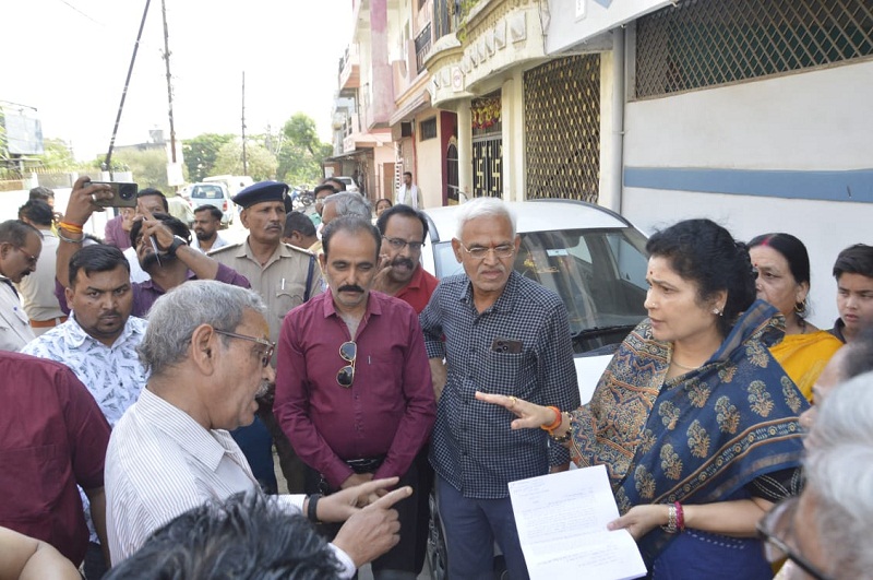 राज्यमंत्री ने गोविंदपुरा क्षेत्र के वार्ड-68 में भ्रमण कर रहवासियों की समस्याएं सुनीं राज्यमंत्री ने गोविंदपुरा क्षेत्र के वार्ड-68 में भ्रमण कर रहवासियों की समस्याएं सुनीं
