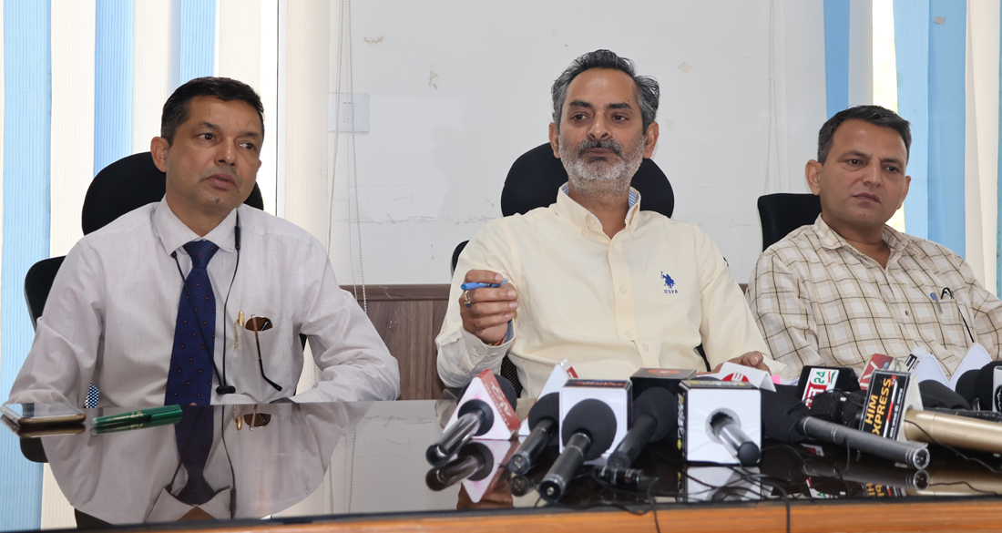 पत्रकार वार्ता को संबोधित करते हुए अजय वर्मा। पत्रकार वार्ता को संबोधित करते हुए अजय वर्मा।