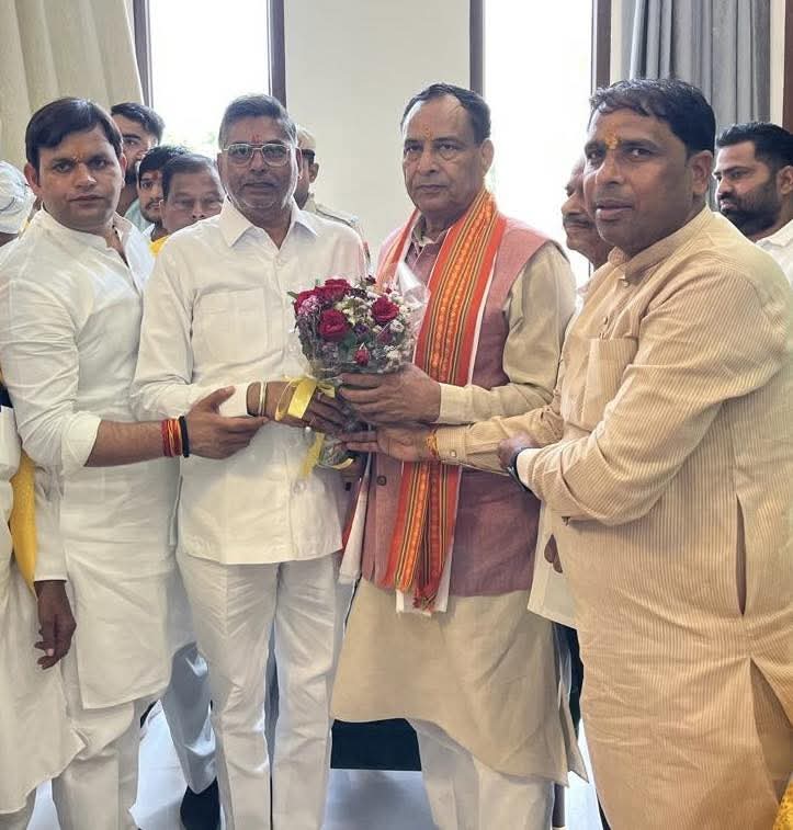 खेल मंत्री गौरव गौतम के घर पहुंचने पर प्रदेश अध्यक्ष मोहनलाल बडोली का स्वागत करते हुए पूर्व जिला अध्यक्ष चरण सिंह, तेवतिया जिला मंत्री वीरपाल दीक्षित खेल मंत्री गौरव गौतम के घर पहुंचने पर प्रदेश अध्यक्ष मोहनलाल बडोली का स्वागत करते हुए पूर्व जिला अध्यक्ष चरण सिंह, तेवतिया जिला मंत्री वीरपाल दीक्षित