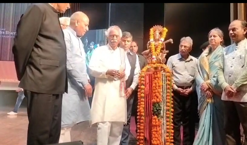 मदवि में आयोजित कार्यक्रम का शुभारंभ करते राज्यपाल मदवि में आयोजित कार्यक्रम का शुभारंभ करते राज्यपाल