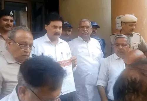 तहसीलदार को ज्ञापन सौंपते हिन्दू संगठनों के लोग तहसीलदार को ज्ञापन सौंपते हिन्दू संगठनों के लोग