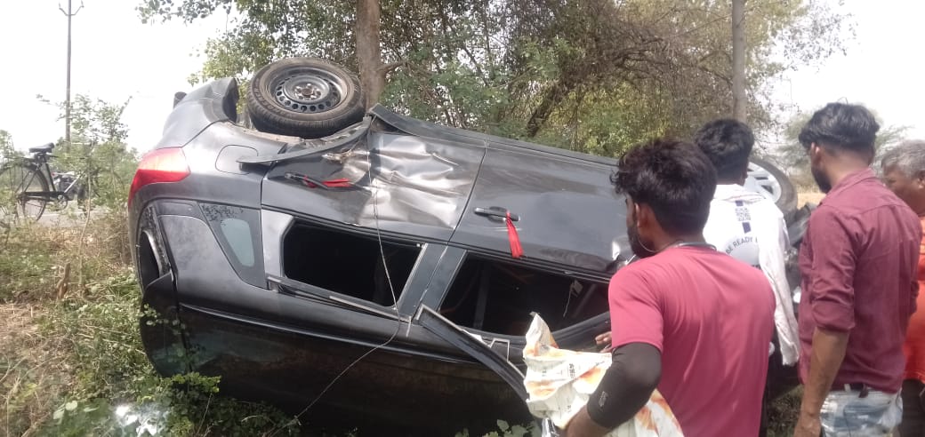 हादसे के बाद पलटी कार