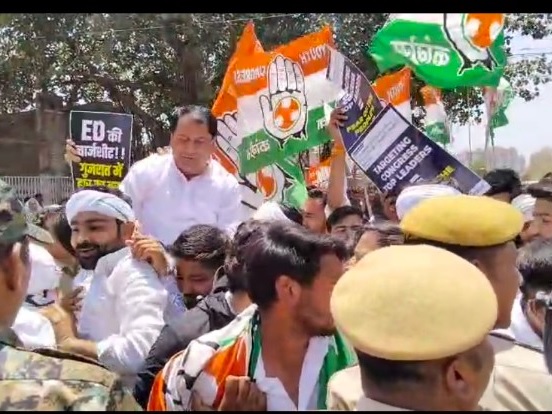 नेशनल हेराल्ड मामला: यूथ कांग्रेस ने ईडी कार्यालय के सामने किया जबरदस्त विरोध—प्रदर्शन नेशनल हेराल्ड मामला: यूथ कांग्रेस ने ईडी कार्यालय के सामने किया जबरदस्त विरोध—प्रदर्शन