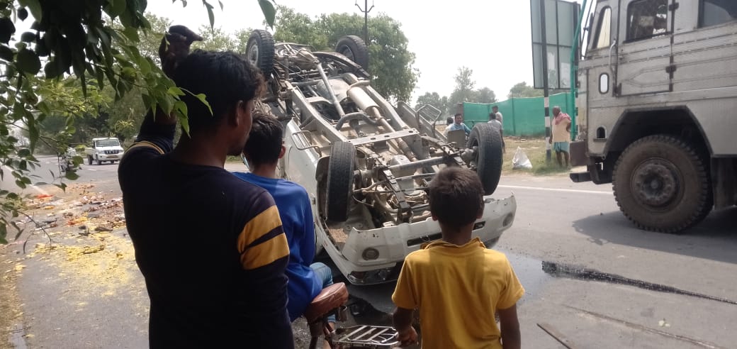हादसे के बाद पलटी पिकअप हादसे के बाद पलटी पिकअप