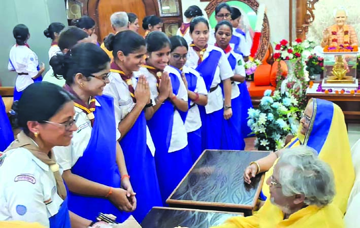 शांतिकुंज प्रमुख से आशीर्वाद लेते स्काउट एंड गाइड शांतिकुंज प्रमुख से आशीर्वाद लेते स्काउट एंड गाइड