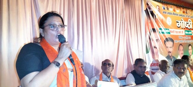 सम्बोधित करती रेखा वर्मा सम्बोधित करती रेखा वर्मा