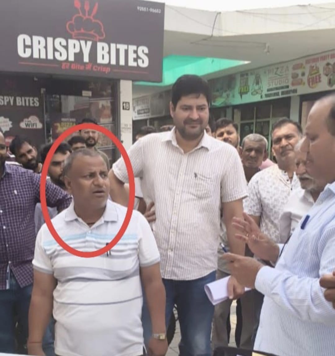 व कमल मित्तल को ले जाते हुए पुलिस।