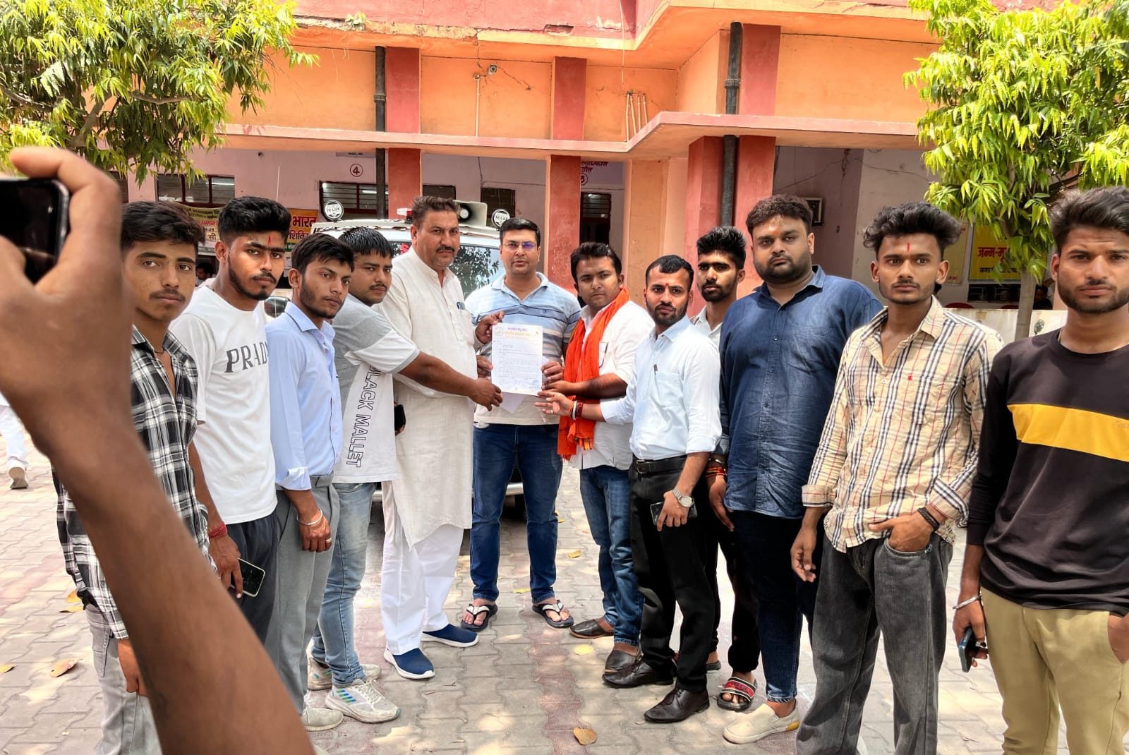 एसडीएम को ज्ञापन देते बजरंग दल कार्यकर्ता एसडीएम को ज्ञापन देते बजरंग दल कार्यकर्ता