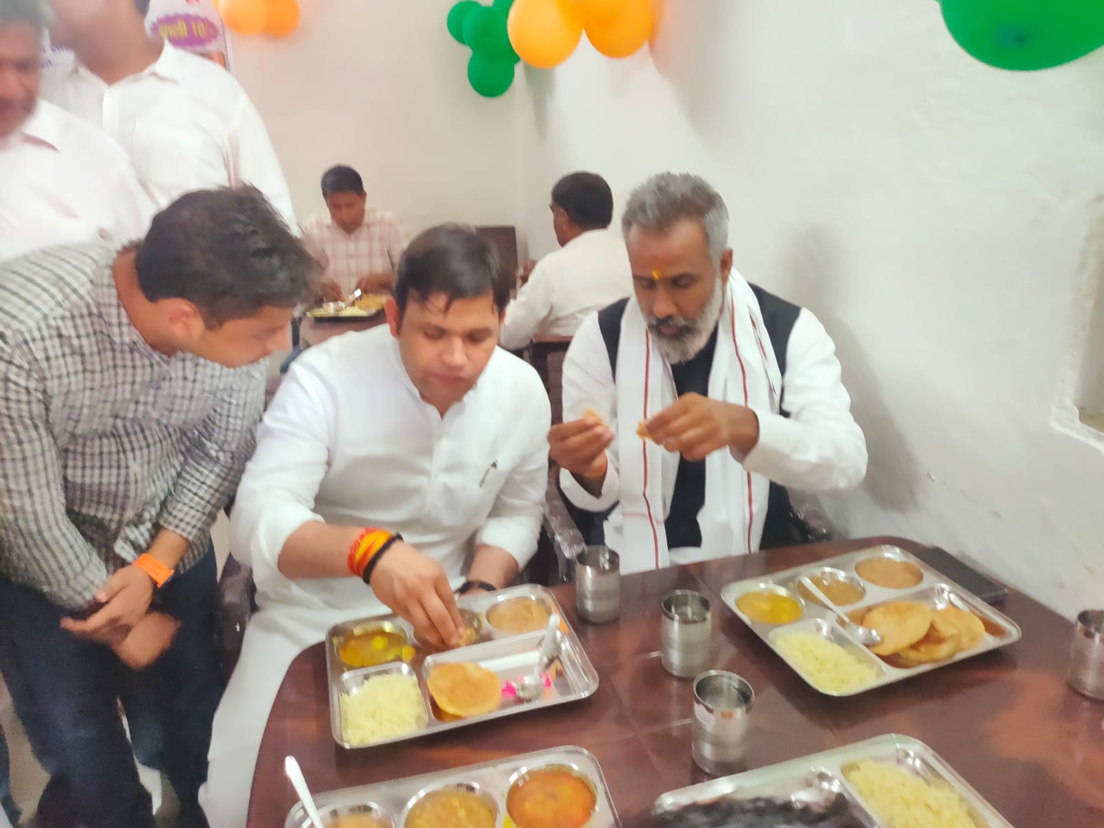 खेल मंत्री गौरव गौतम जिला अध्यक्ष विपिन बैसला के साथ कैंटीन में भोजन करते हुए