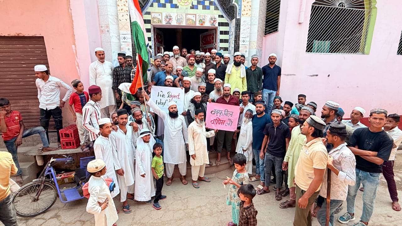 मस्जिद से तख्तियां लेकर बाहर निकलती भीड़ मस्जिद से तख्तियां लेकर बाहर निकलती भीड़