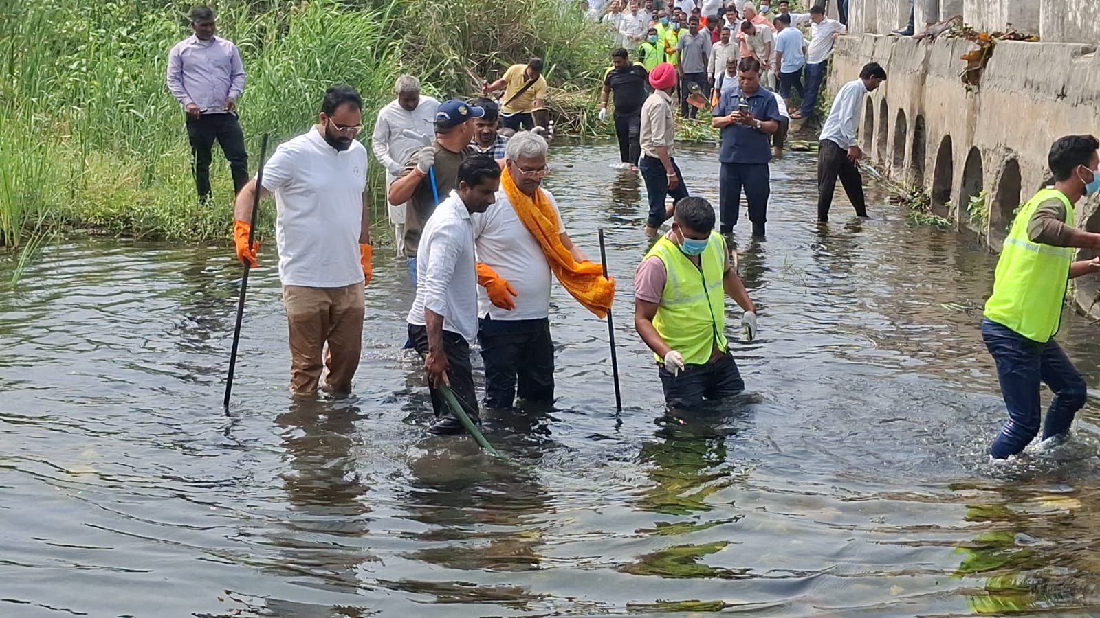 बाणगंगा में सफाई अभियान चलाते त्रिवेंद्र सिंह रावत बाणगंगा में सफाई अभियान चलाते त्रिवेंद्र सिंह रावत