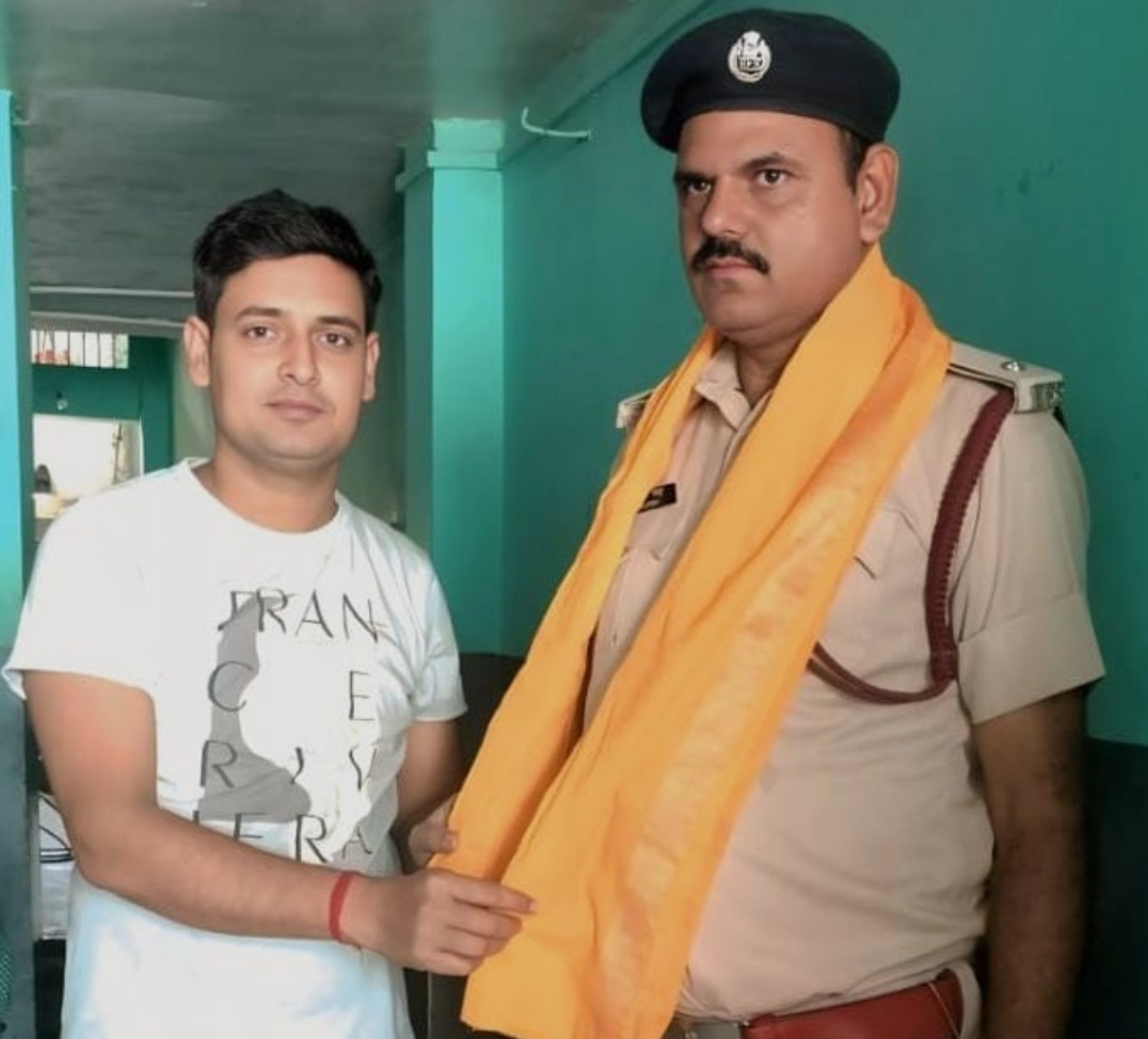 अग्निशमन अधिकारी को सम्मानित करते शिक्षक अग्निशमन अधिकारी को सम्मानित करते शिक्षक
