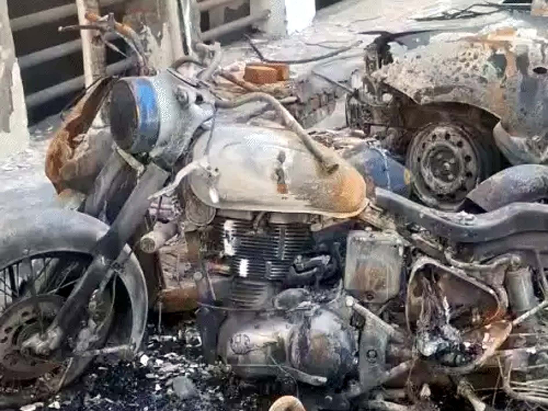 आग से जले बाइक व स्कूटी। आग से जले बाइक व स्कूटी।