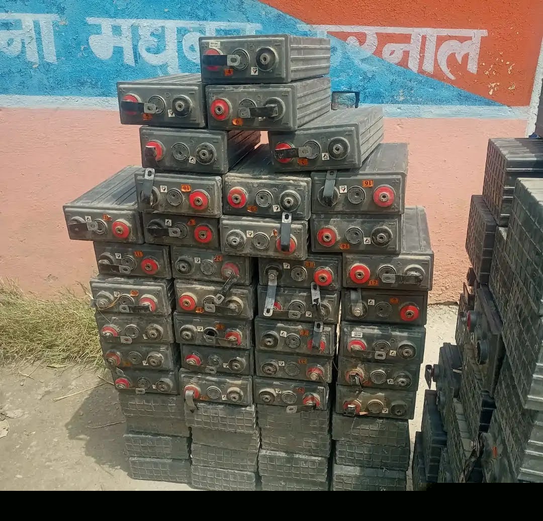 मदमाशों से बरामद बैटरियां मदमाशों से बरामद बैटरियां