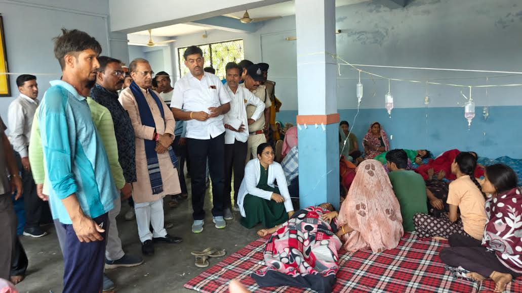 फतेहगढ़ में दूषित भोजन खाने से 150 लोग बीमार, सांसद विधायक पहुंचे मौके पर फतेहगढ़ में दूषित भोजन खाने से 150 लोग बीमार, सांसद विधायक पहुंचे मौके पर