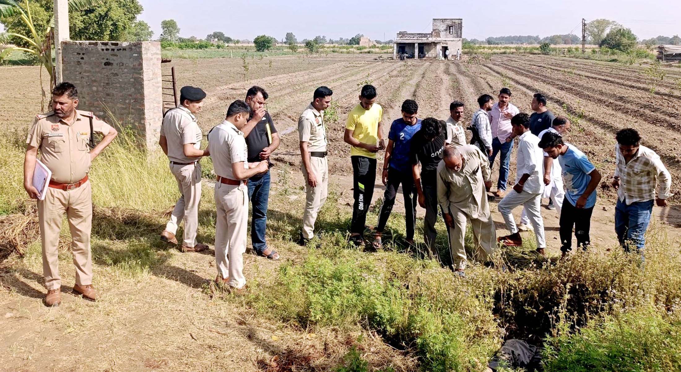 मृतक का शव मिलने पर जांच करते हुए पुलिस टीम। फाइल फोटो मृतक का शव मिलने पर जांच करते हुए पुलिस टीम। फाइल फोटो