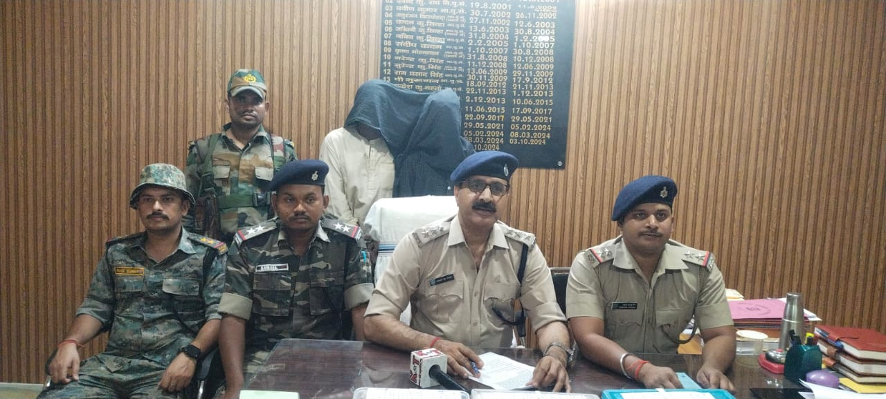 गिरफ्तार आरोपी एवं जानकारी देते एसडीपीओ अवध यादव गिरफ्तार आरोपी एवं जानकारी देते एसडीपीओ अवध यादव