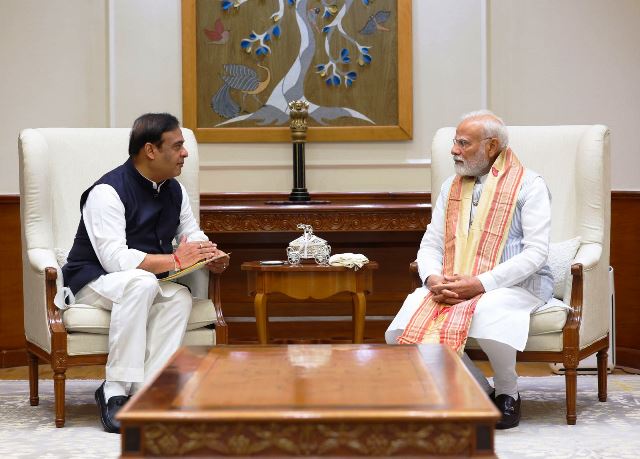असम के मुख्यमंत्री हिमंत बिस्वा सरमा शनिवार को नई दिल्ली में प्रधानमंत्री नरेन्द्र मोदी के साथ असम के मुख्यमंत्री हिमंत बिस्वा सरमा शनिवार को नई दिल्ली में प्रधानमंत्री नरेन्द्र मोदी के साथ