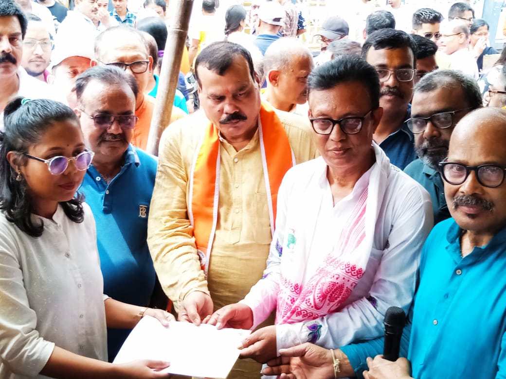 विहिप की गुवाहाटी महानगर समिति के पदाधिकारी बंगाल हिंसा पर जिला उपायुक्त को राष्ट्रपति के लिए ज्ञापन सौंपते हुए। विहिप की गुवाहाटी महानगर समिति के पदाधिकारी बंगाल हिंसा पर जिला उपायुक्त को राष्ट्रपति के लिए ज्ञापन सौंपते हुए।