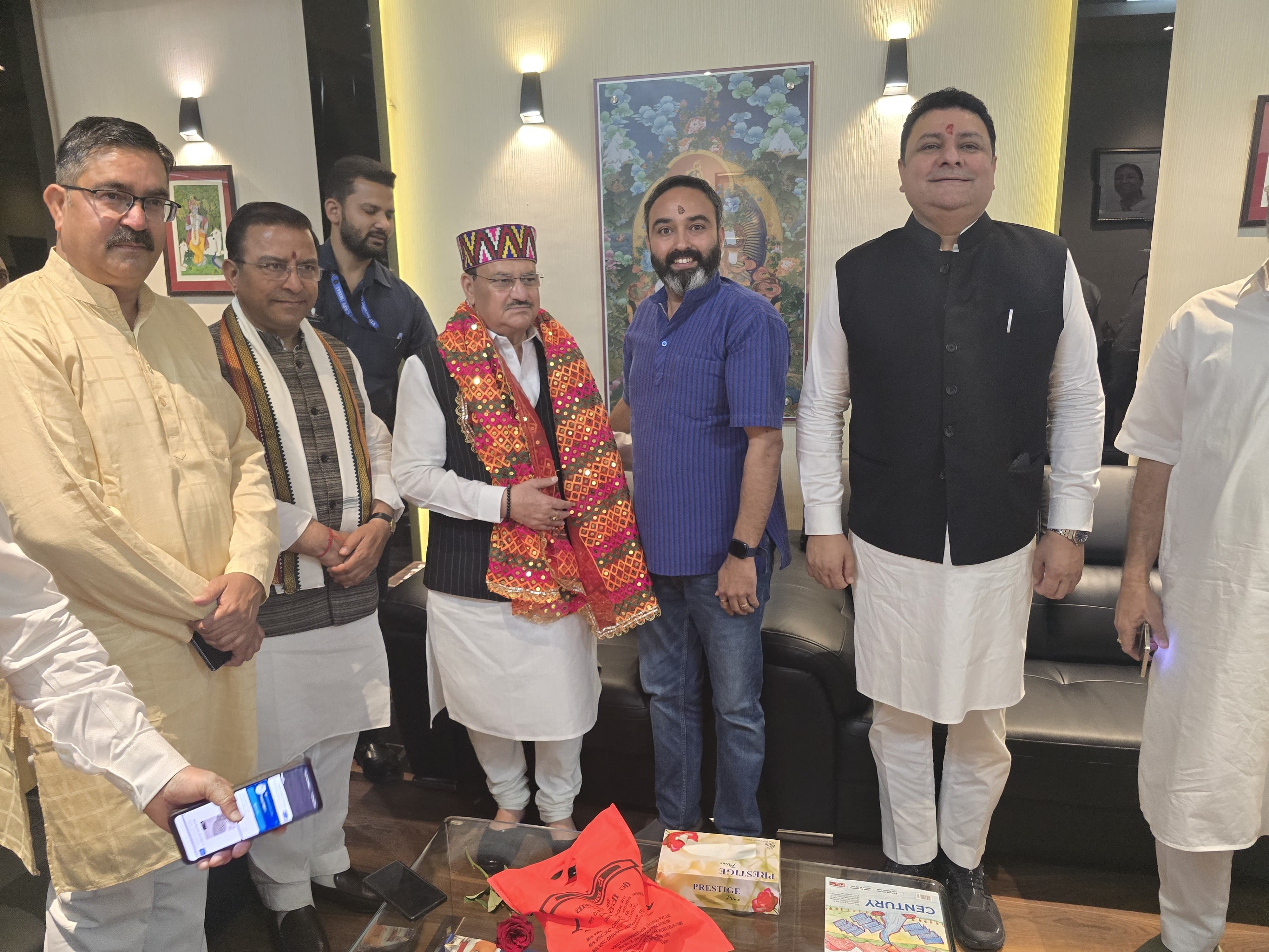 जेपी नड्डा का स्वागत करते हुए भाजपा नेता। जेपी नड्डा का स्वागत करते हुए भाजपा नेता।