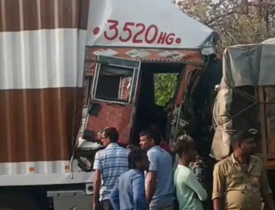 आपस मे टकराई ट्रक आपस मे टकराई ट्रक
