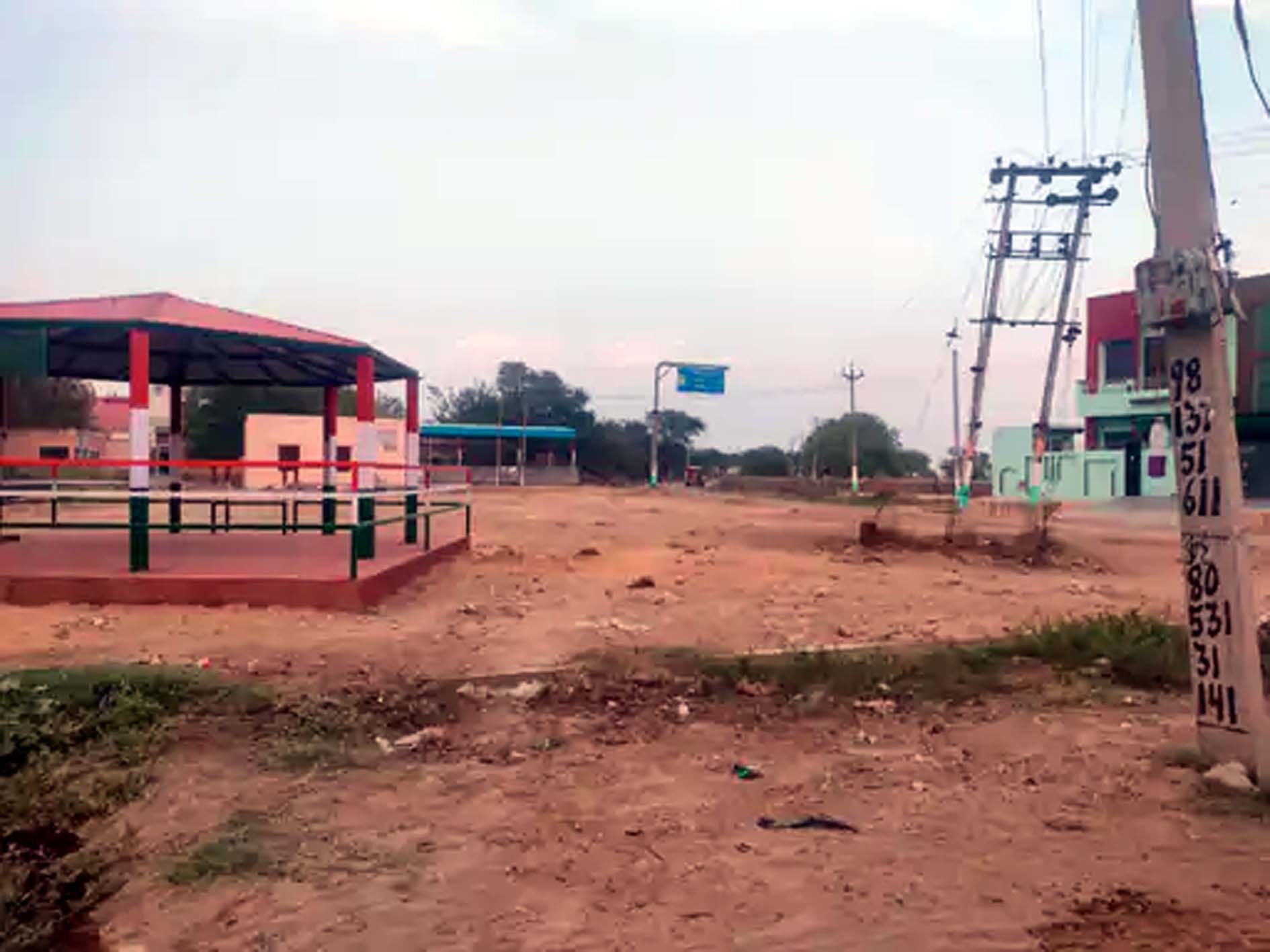 पार्क के लिए खाली तैयार करवाई जा रही जमीन।
