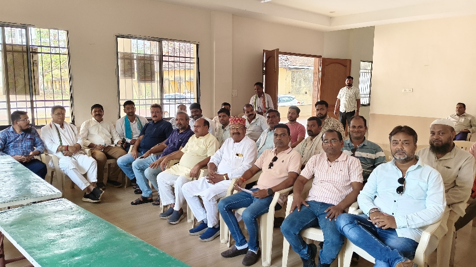 राजीव भवन में मुख्यमंत्री निवास घेराव को लेकर चर्चा करते हुए कांग्रेस के नेता और कार्यकर्ता। राजीव भवन में मुख्यमंत्री निवास घेराव को लेकर चर्चा करते हुए कांग्रेस के नेता और कार्यकर्ता।