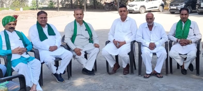 बैठक के दौरान भाकियू (टिकैत)के जिला अध्यक्ष सुभाष गुर्जर किसानों के साथ बैठक के दौरान भाकियू (टिकैत)के जिला अध्यक्ष सुभाष गुर्जर किसानों के साथ
