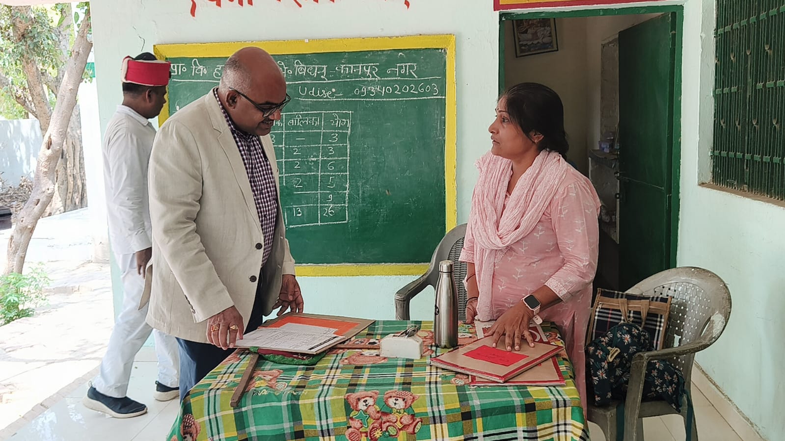 विद्यालय के स्टाफ से जानकारी लेते जिलाधिकारी जितेंद्र प्रताप सिंह विद्यालय के स्टाफ से जानकारी लेते जिलाधिकारी जितेंद्र प्रताप सिंह