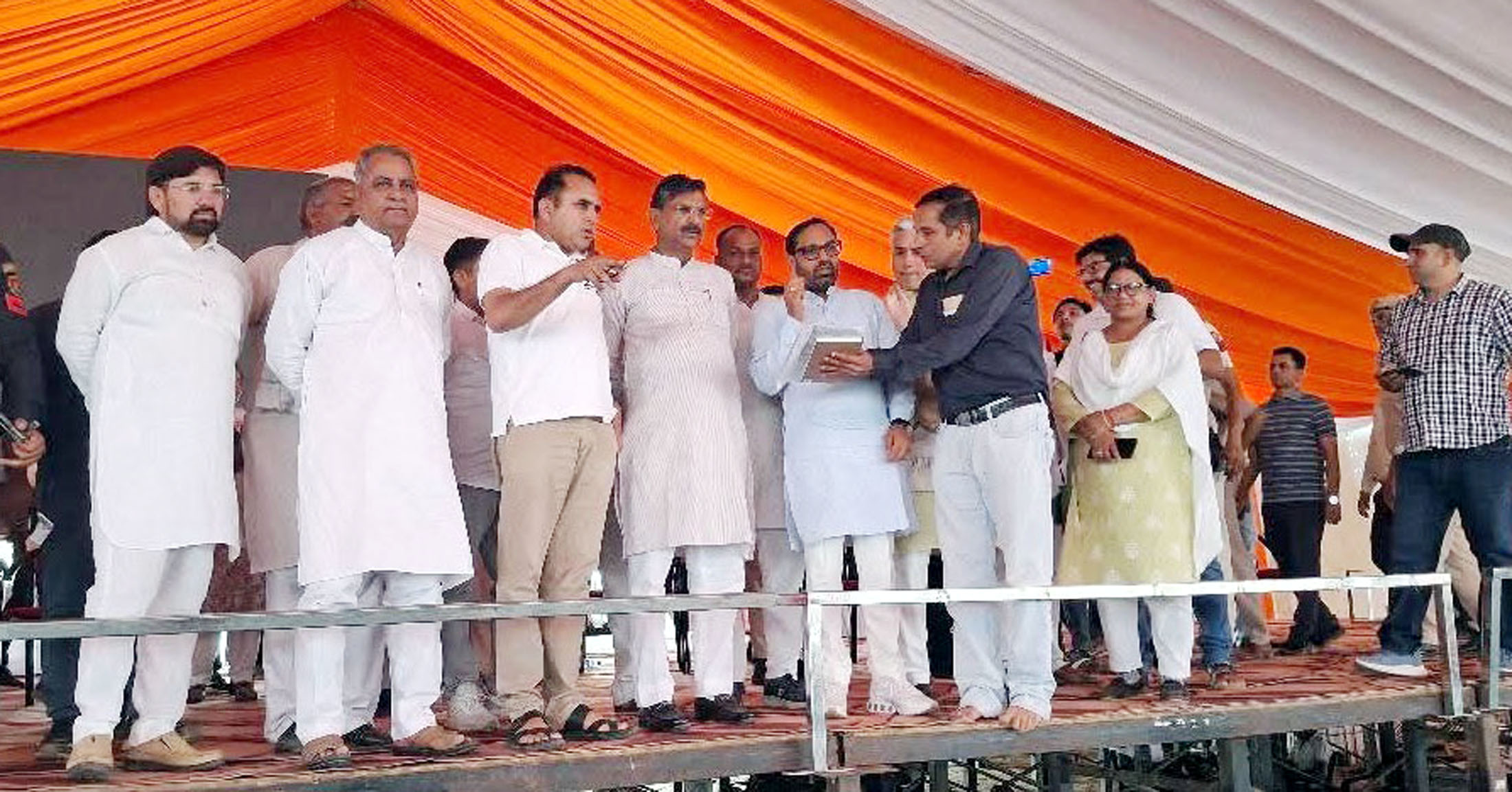 समारोह स्थल के मंच पर तैयारियों की जानकारी लेते हुए कैबिनेट मंत्री कृष्ण बेदी एवं साथ में मौजूद विधायक देवेंद्र चतरभुज अत्री। समारोह स्थल के मंच पर तैयारियों की जानकारी लेते हुए कैबिनेट मंत्री कृष्ण बेदी एवं साथ में मौजूद विधायक देवेंद्र चतरभुज अत्री।