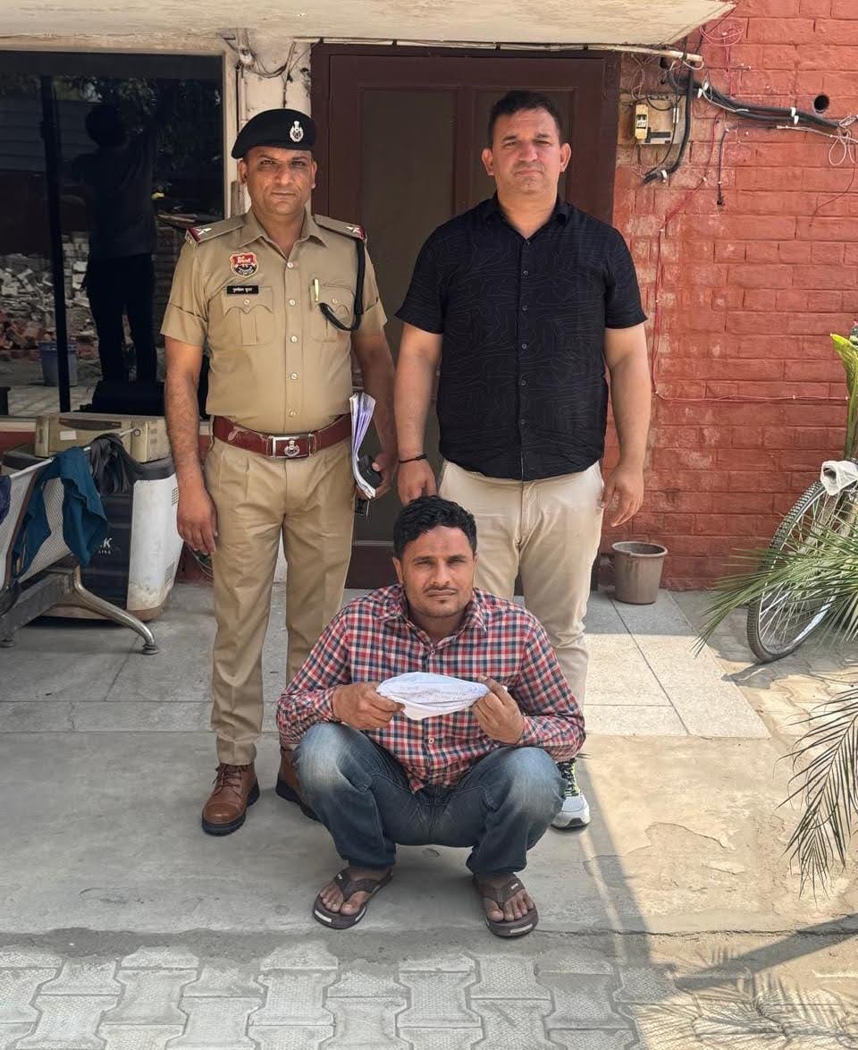 पुलिस हिरासत में नशा तस्कर पुलिस हिरासत में नशा तस्कर