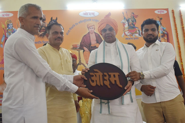 सोनीपत: गुजरात के महामहिम राज्यपाल आचार्य देवव्रत ने आर्य समाज मंदिर के पुर्ननिर्मित भवन के लोकार्पण अवसर पर स्मृति चिह्न देते हुए विधायक देवेंद्र कादियान व आयोजक। सोनीपत: गुजरात के महामहिम राज्यपाल आचार्य देवव्रत ने आर्य समाज मंदिर के पुर्ननिर्मित भवन के लोकार्पण अवसर पर स्मृति चिह्न देते हुए विधायक देवेंद्र कादियान व आयोजक।