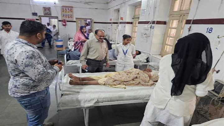 दसौर के ग्राम फतेहगढ में दूषित खाना खाने से 181 लोगों की बिगड़ी तबीयत दसौर के ग्राम फतेहगढ में दूषित खाना खाने से 181 लोगों की बिगड़ी तबीयत
