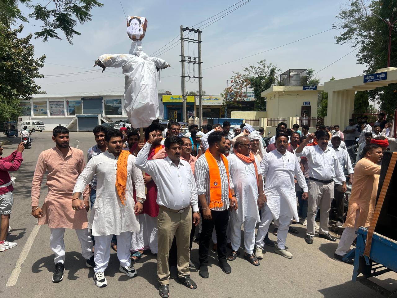 ममता सरकार का पुतला फूंकते हुए विहिप कार्यकर्ता। ममता सरकार का पुतला फूंकते हुए विहिप कार्यकर्ता।