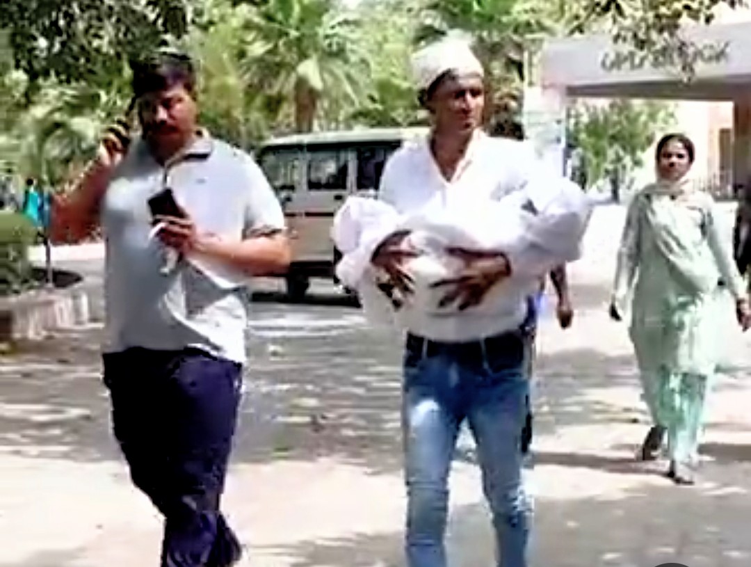 मृतक बच्चे को ले जाते परिजन मृतक बच्चे को ले जाते परिजन