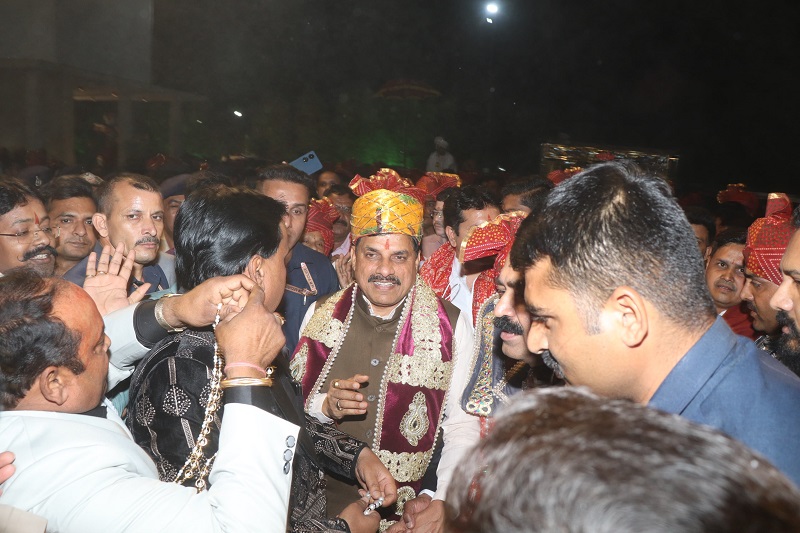 इंदौर में शादी समारोह में शामिल हुए मुख्यमंत्री डॉ. यादव, नव दम्पति को दिया आशीर्वाद इंदौर में शादी समारोह में शामिल हुए मुख्यमंत्री डॉ. यादव, नव दम्पति को दिया आशीर्वाद